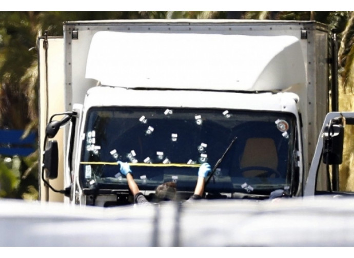 Il Tir usato dal terrorista usato per la strage di Nizza Il Tir usato dal terrorista usato per la strage di Nizza